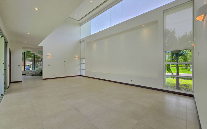Valle del Sol Lindora Santa Ana! Casa contemporánea con piscina privada