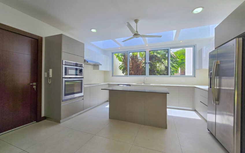 Valle del Sol Lindora Santa Ana! Casa contemporánea con piscina privada