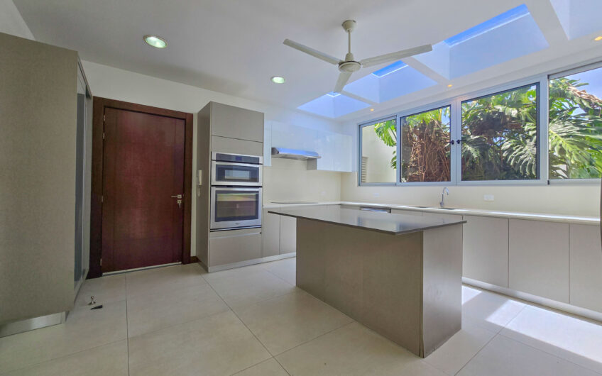 Valle del Sol Lindora Santa Ana! Casa contemporánea con piscina privada