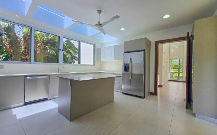 Valle del Sol Lindora Santa Ana! Casa contemporánea con piscina privada