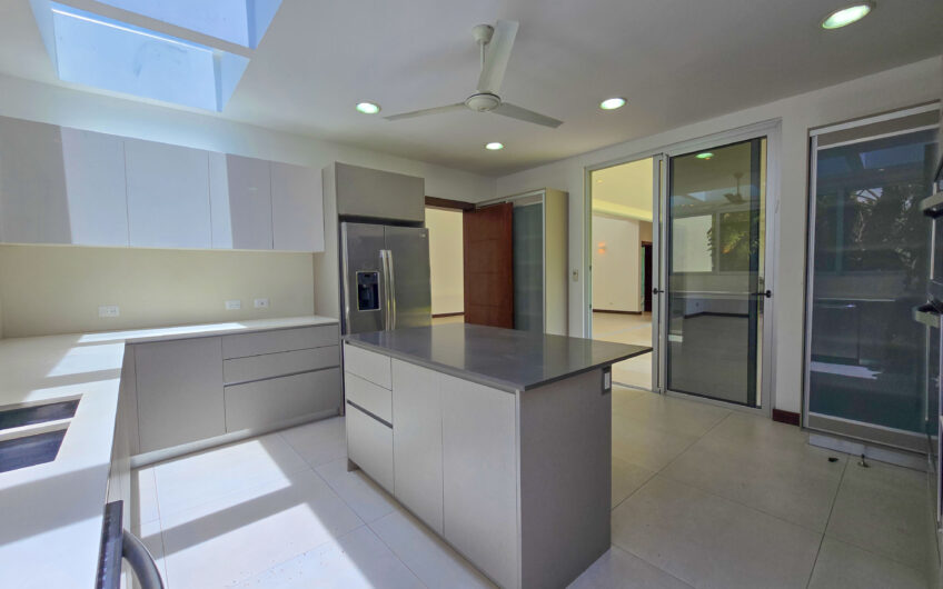 Valle del Sol Lindora Santa Ana! Casa contemporánea con piscina privada