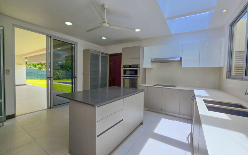 Valle del Sol Lindora Santa Ana! Casa contemporánea con piscina privada