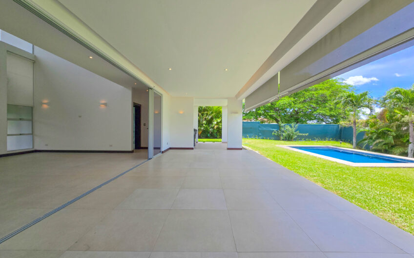 Valle del Sol Lindora Santa Ana! Casa contemporánea con piscina privada