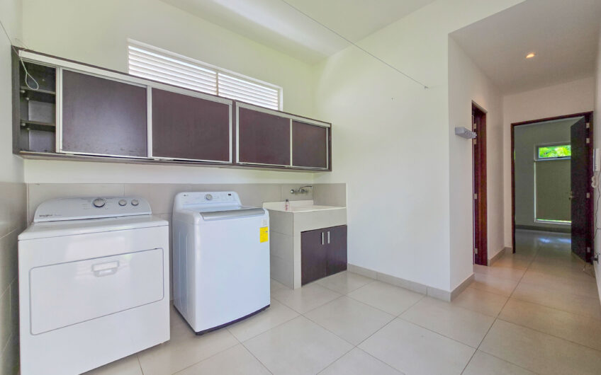 Valle del Sol Lindora Santa Ana! Casa contemporánea con piscina privada