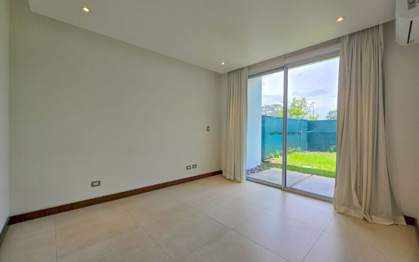 Valle del Sol Lindora Santa Ana! Casa contemporánea con piscina privada