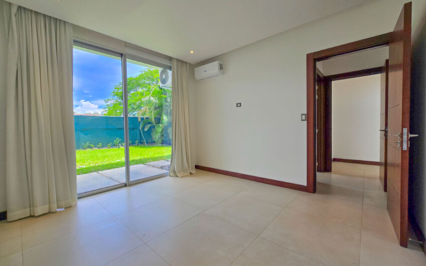 Valle del Sol Lindora Santa Ana! Casa contemporánea con piscina privada