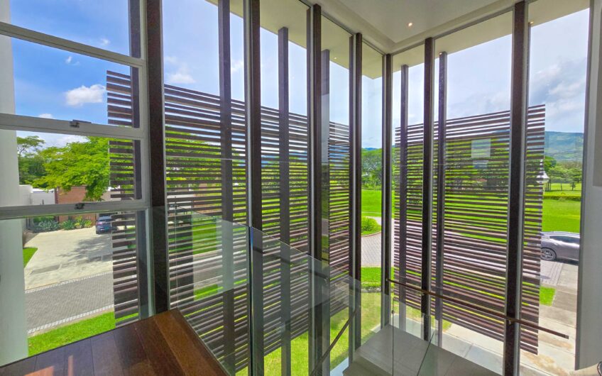 Valle del Sol Lindora Santa Ana! Casa contemporánea con piscina privada
