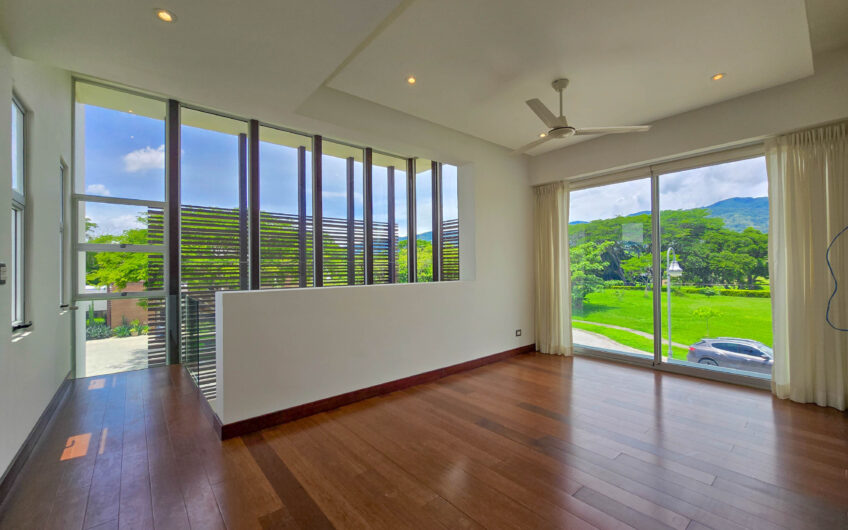 Valle del Sol Lindora Santa Ana! Casa contemporánea con piscina privada