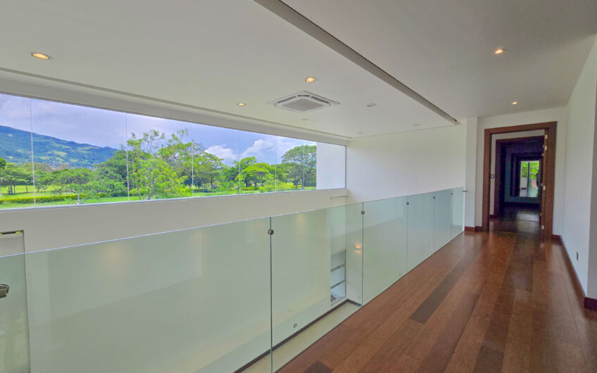 Valle del Sol Lindora Santa Ana! Casa contemporánea con piscina privada