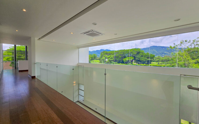 Valle del Sol Lindora Santa Ana! Casa contemporánea con piscina privada
