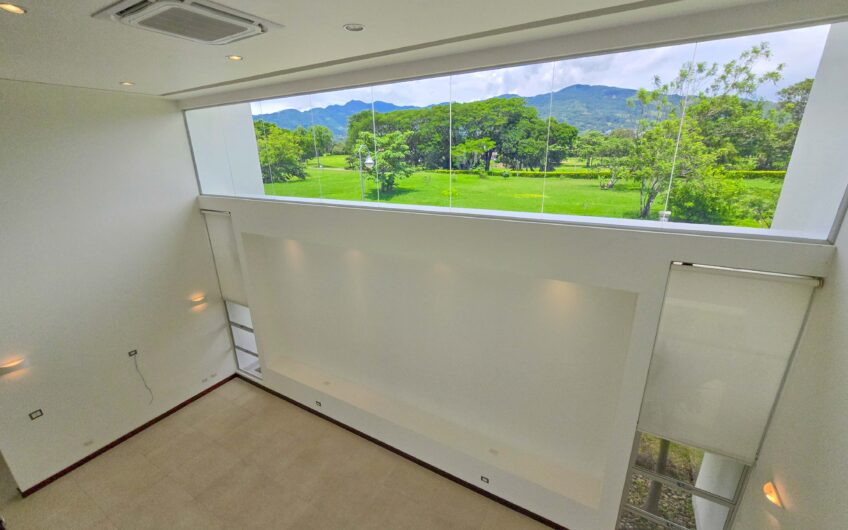 Valle del Sol Lindora Santa Ana! Casa contemporánea con piscina privada