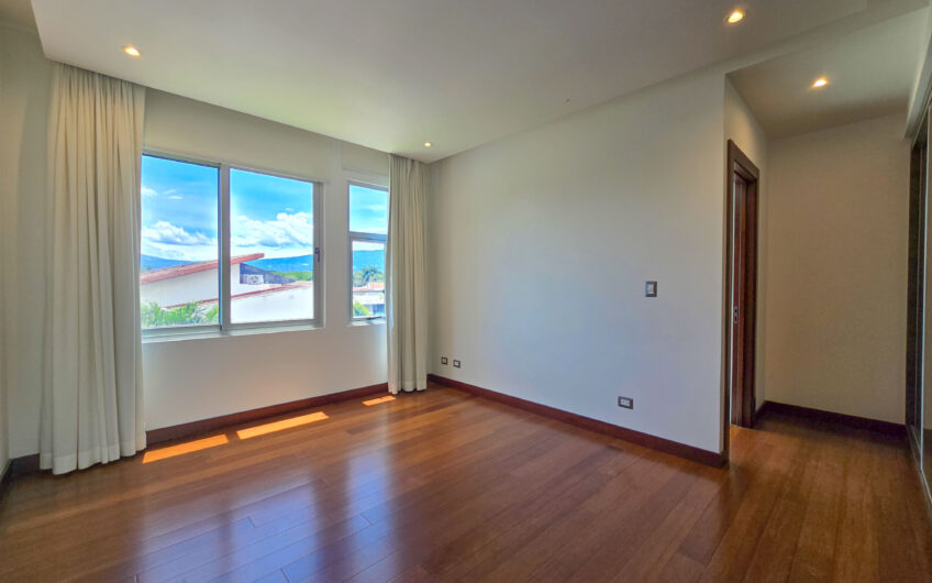 Valle del Sol Lindora Santa Ana! Casa contemporánea con piscina privada