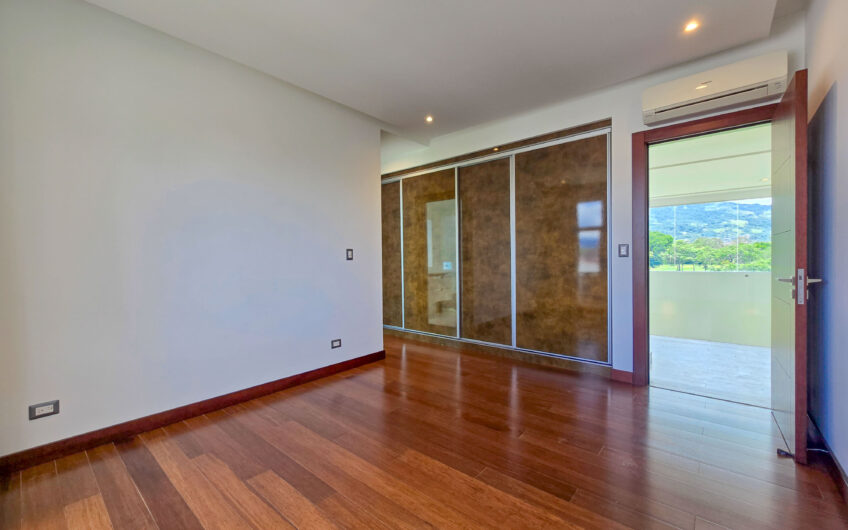 Valle del Sol Lindora Santa Ana! Casa contemporánea con piscina privada