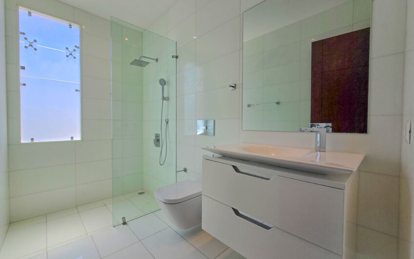 Valle del Sol Lindora Santa Ana! Casa contemporánea con piscina privada