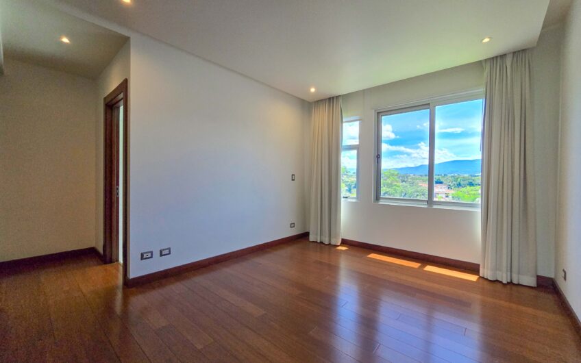 Valle del Sol Lindora Santa Ana! Casa contemporánea con piscina privada