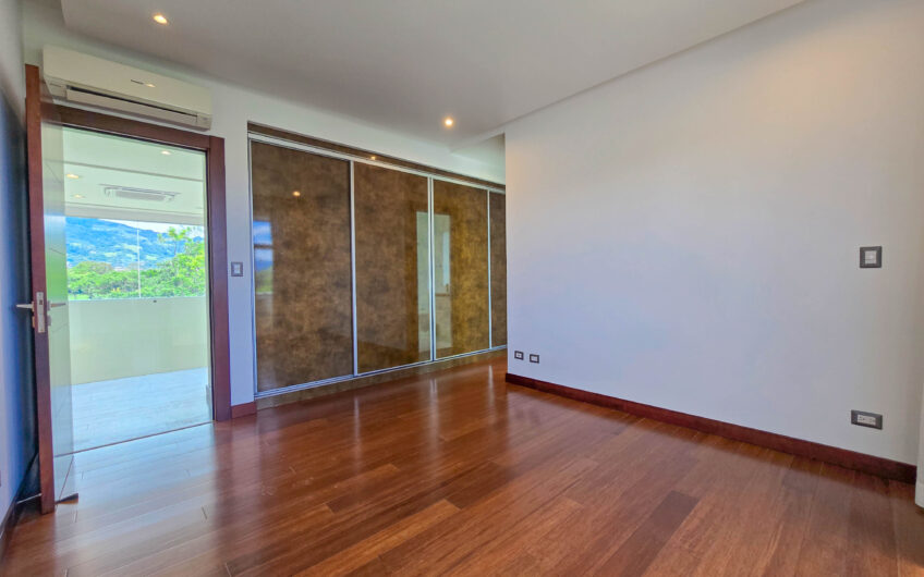 Valle del Sol Lindora Santa Ana! Casa contemporánea con piscina privada