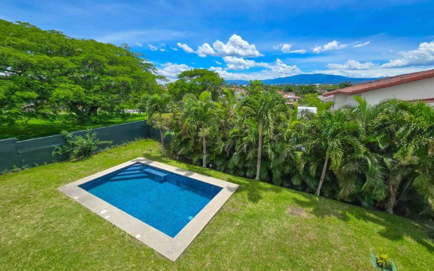 Valle del Sol Lindora Santa Ana! Casa contemporánea con piscina privada
