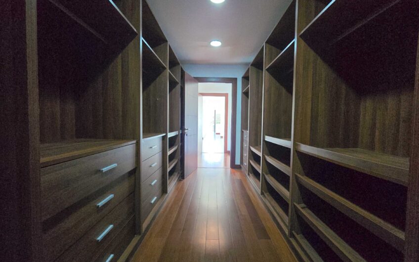 Valle del Sol Lindora Santa Ana! Casa contemporánea con piscina privada