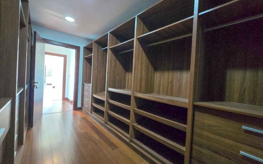 Valle del Sol Lindora Santa Ana! Casa contemporánea con piscina privada