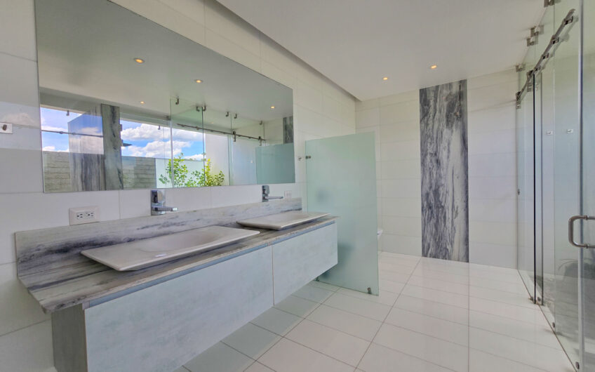 Valle del Sol Lindora Santa Ana! Casa contemporánea con piscina privada