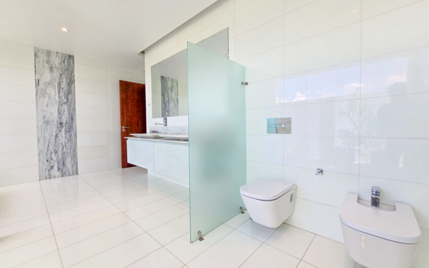Valle del Sol Lindora Santa Ana! Casa contemporánea con piscina privada