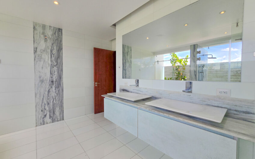 Valle del Sol Lindora Santa Ana! Casa contemporánea con piscina privada
