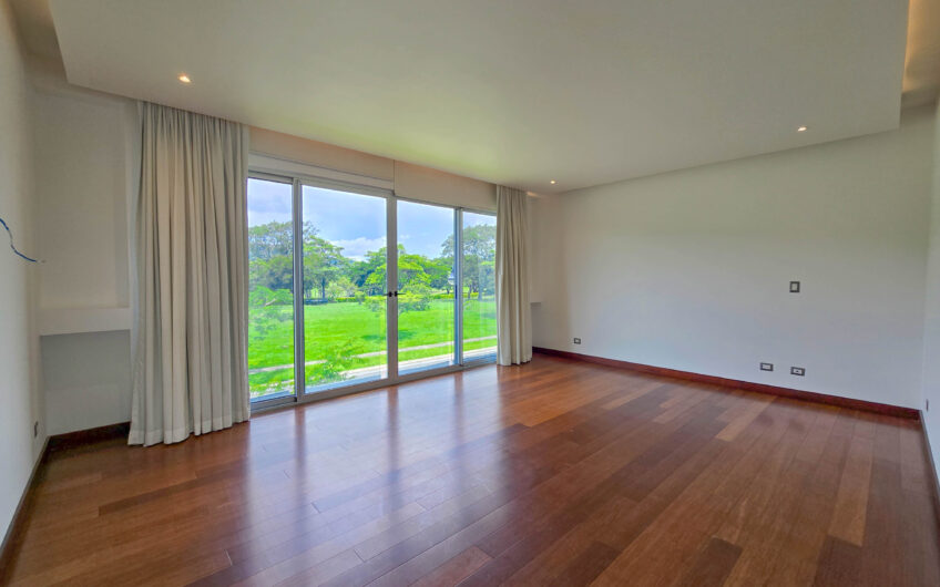 Valle del Sol Lindora Santa Ana! Casa contemporánea con piscina privada