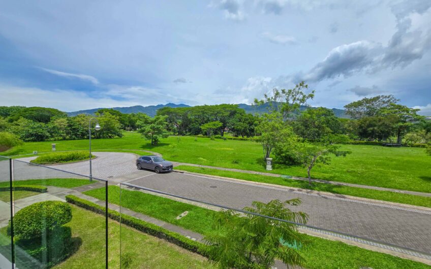 Valle del Sol Lindora Santa Ana! Casa contemporánea con piscina privada