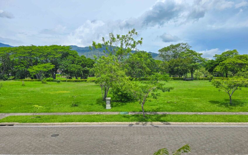 Valle del Sol Lindora Santa Ana! Casa contemporánea con piscina privada