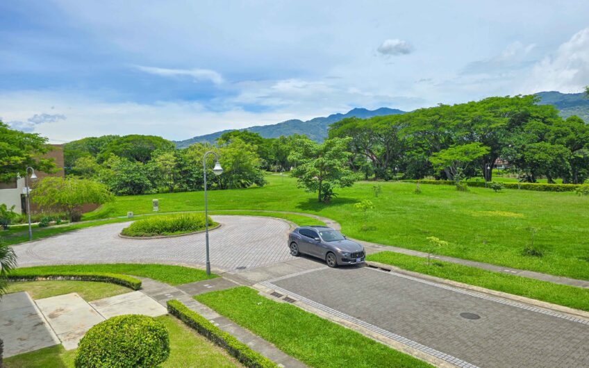 Valle del Sol Lindora Santa Ana! Casa contemporánea con piscina privada