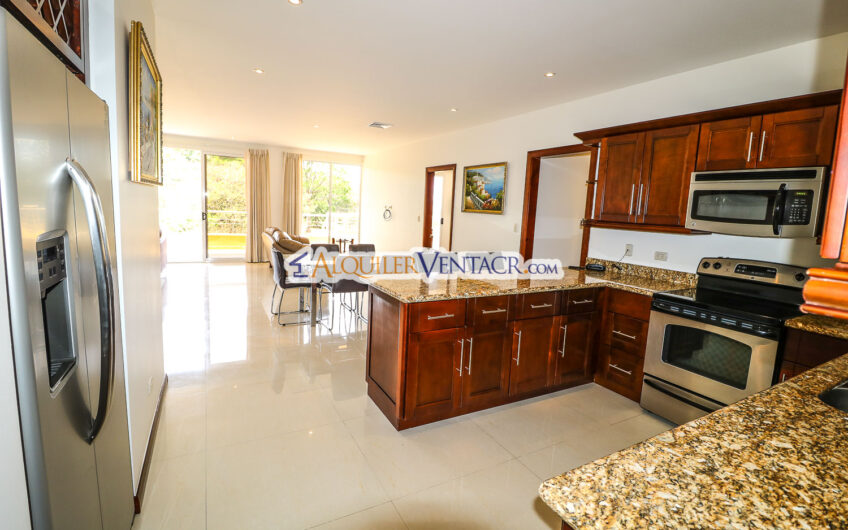 Apartamento amueblado de 210 m2 con terraza grande y vista en Escazú