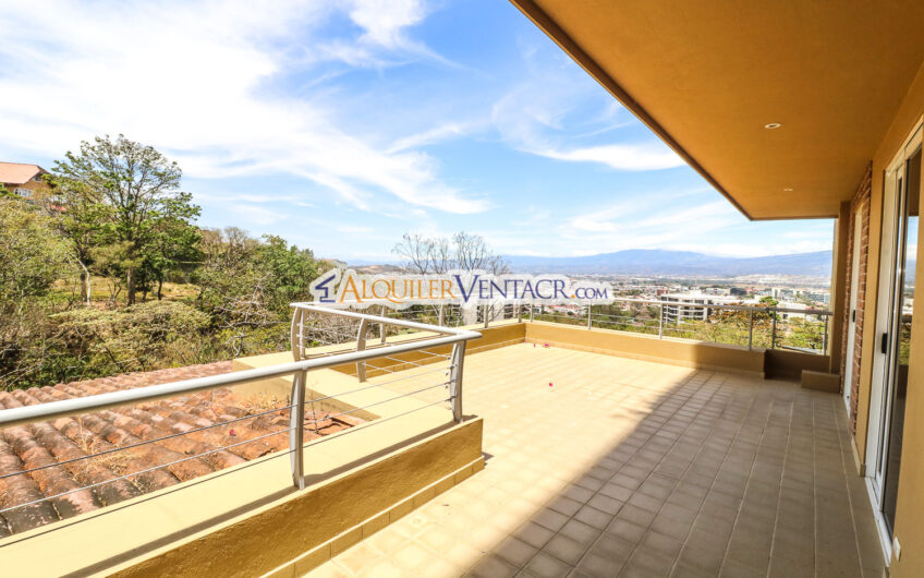 Apartamento amueblado de 210 m2 con terraza grande y vista en Escazú
