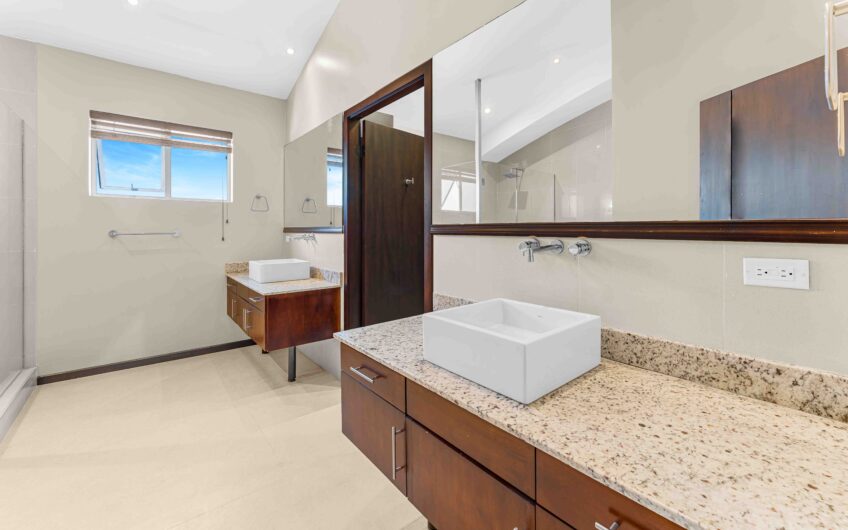 Penthouse con vista y línea blanca en Bello Horizonte Escazú