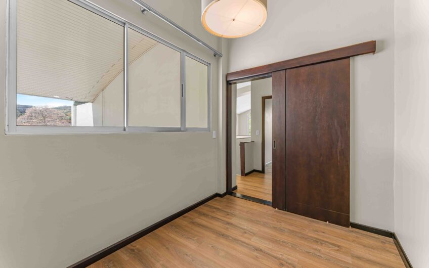 Penthouse con vista y línea blanca en Bello Horizonte Escazú