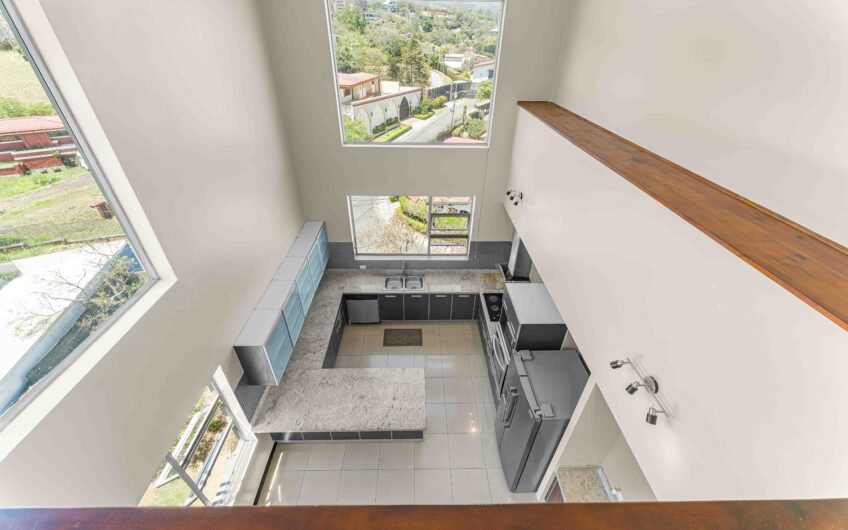 Penthouse con vista y línea blanca en Bello Horizonte Escazú