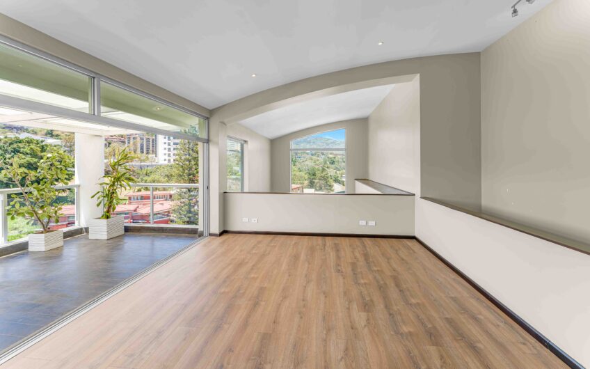 Penthouse con vista y línea blanca en Bello Horizonte Escazú