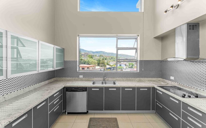 Penthouse con vista y línea blanca en Bello Horizonte Escazú