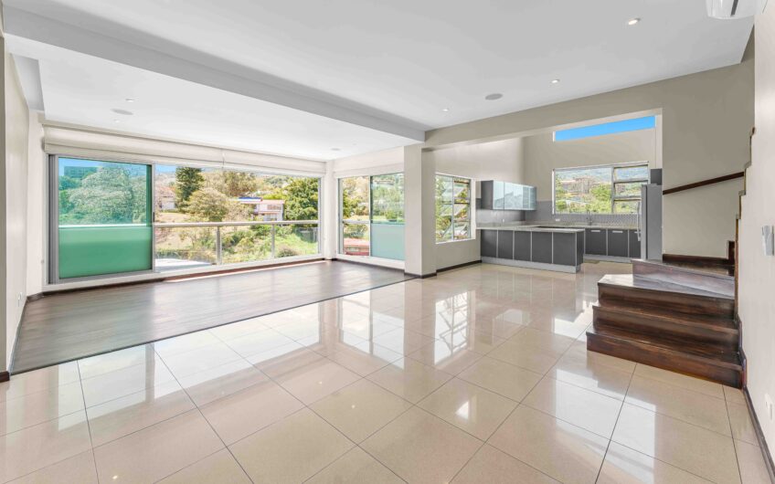 Penthouse con vista y línea blanca en Bello Horizonte Escazú