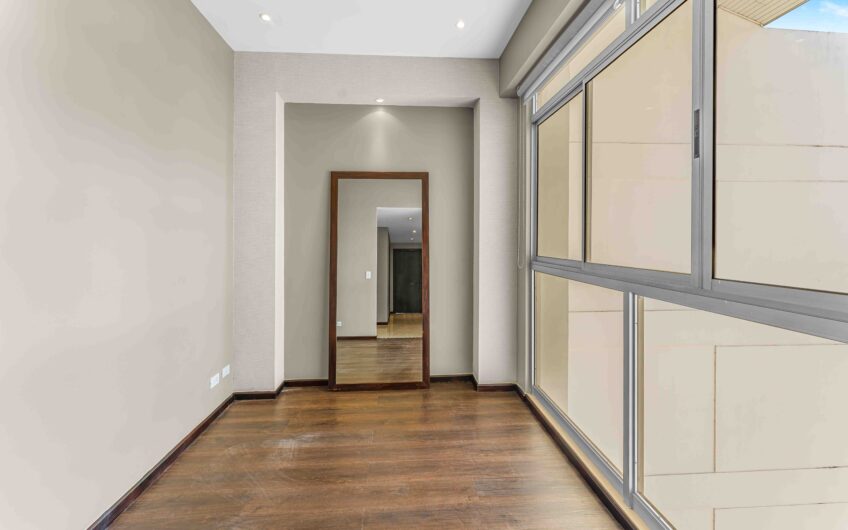 Penthouse con vista y línea blanca en Bello Horizonte Escazú