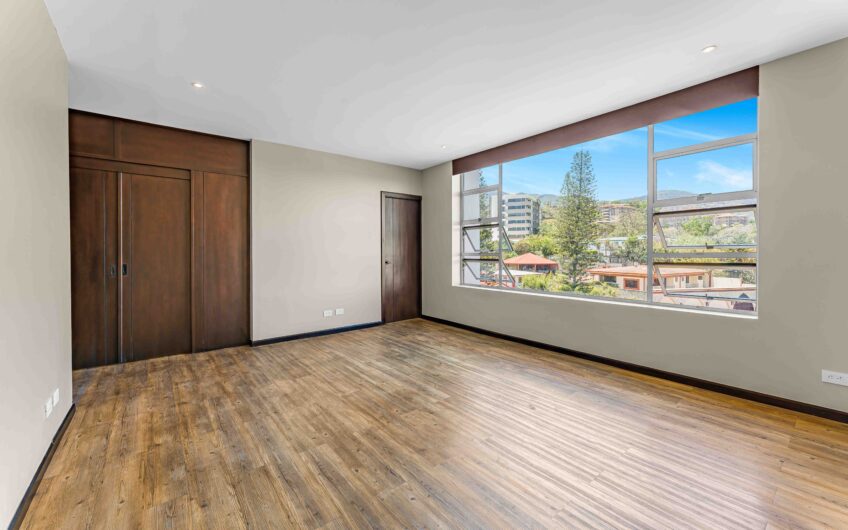 Penthouse con vista y línea blanca en Bello Horizonte Escazú