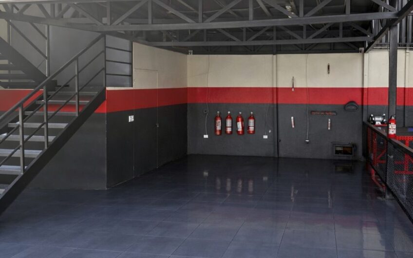 Propiedad Comercial de Alto Tránsito con Parqueo para 45 Vehículos / San José