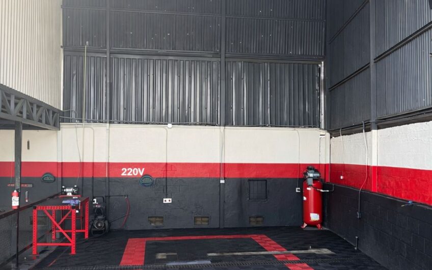 Propiedad Comercial de Alto Tránsito con Parqueo para 45 Vehículos / San José