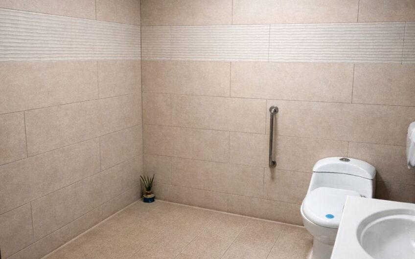 Propiedad Comercial de Alto Tránsito con Parqueo para 45 Vehículos / San José