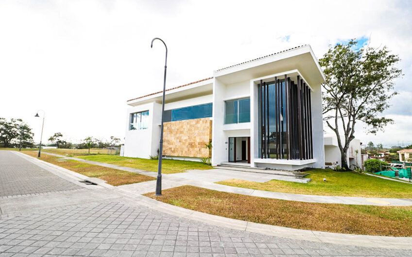 Valle del Sol Lindora Santa Ana! Casa contemporánea con piscina privada