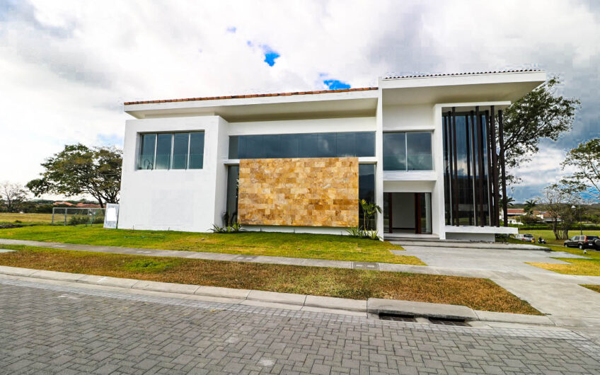 Valle del Sol Lindora Santa Ana! Casa contemporánea con piscina privada