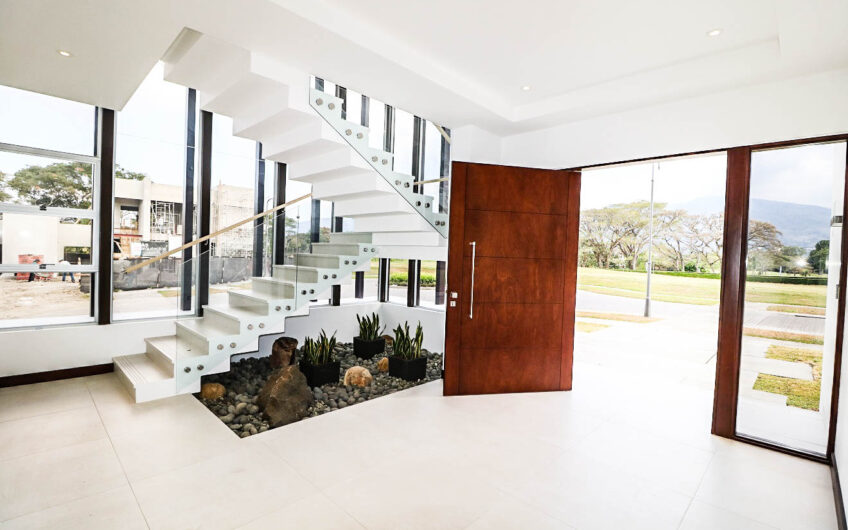 Valle del Sol Lindora Santa Ana! Casa contemporánea con piscina privada