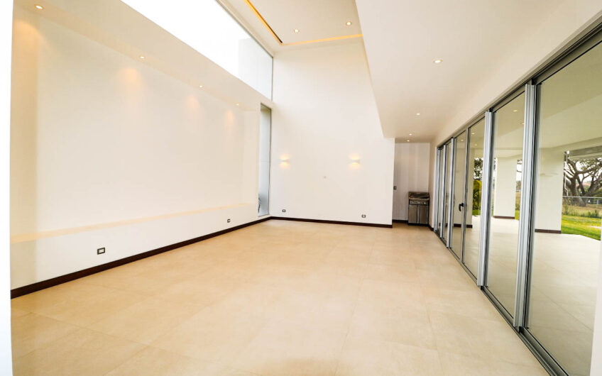 Valle del Sol Lindora Santa Ana! Casa contemporánea con piscina privada