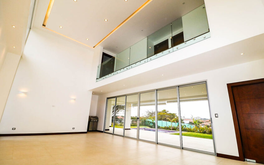 Valle del Sol Lindora Santa Ana! Casa contemporánea con piscina privada