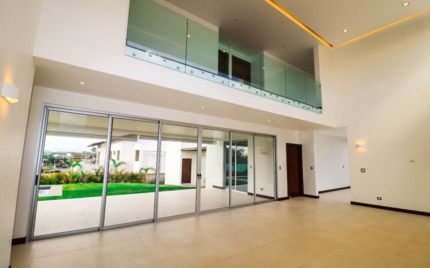 Valle del Sol Lindora Santa Ana! Casa contemporánea con piscina privada