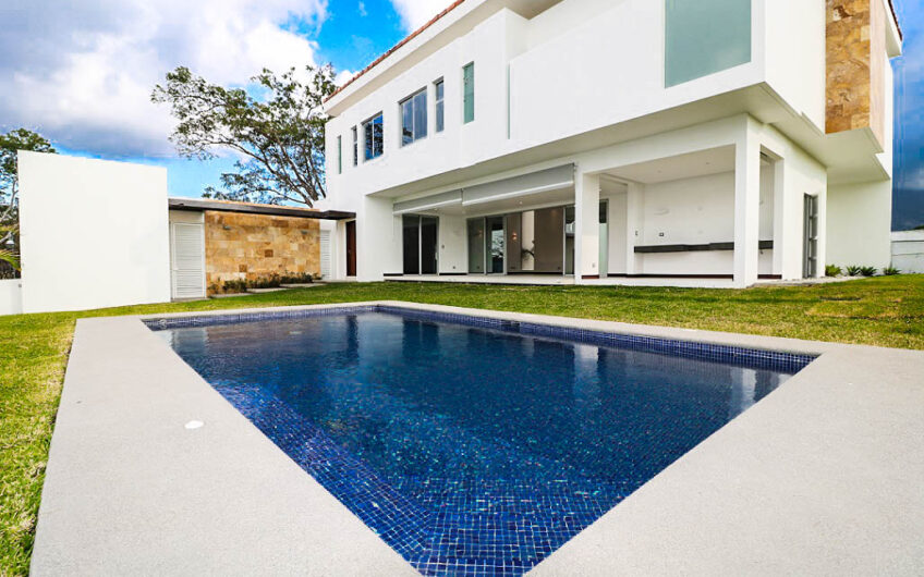 Valle del Sol Lindora Santa Ana! Casa contemporánea con piscina privada